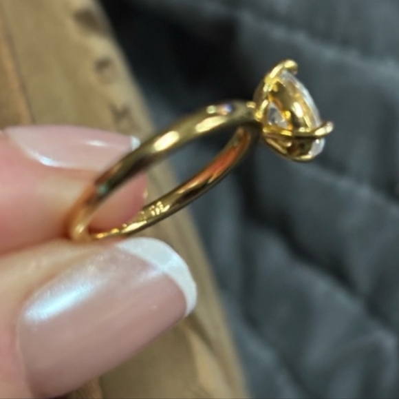 QVC Stunning 1.5 kt Diamonique Solitare Gold over 925 Silver Ring size 6 - Picture 8 of 14